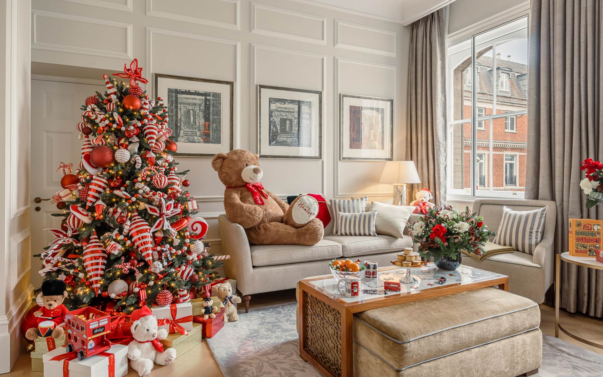 Discover the 19 best hotels in London for a magical Christmas stay! From luxurious decor and festive afternoon teas to cozy rooftop chalets and stunning holiday views, find the perfect hotel to experience London’s holiday charm. Ideal for a memorable Christmas getaway in the heart of the city. Click to see more on where to stay in london for christmas. Where To Stay In London During Christmas, Christmas Time, London Hotels At Christmas, Best London Hotels At Christmas, Christmas In London Hotel